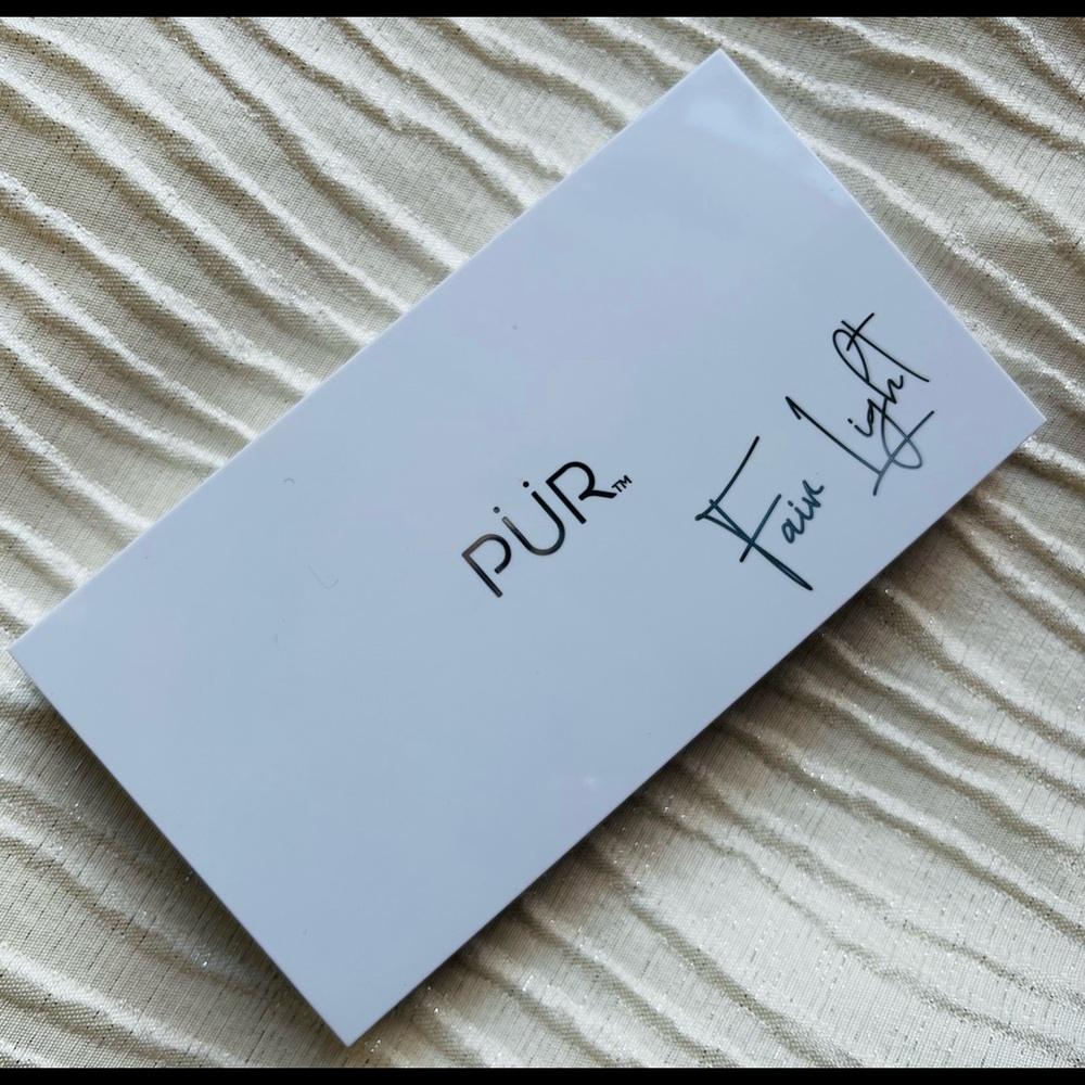 PUR. 4-in-1 skin perfecting powders. Face palette. Fair light.